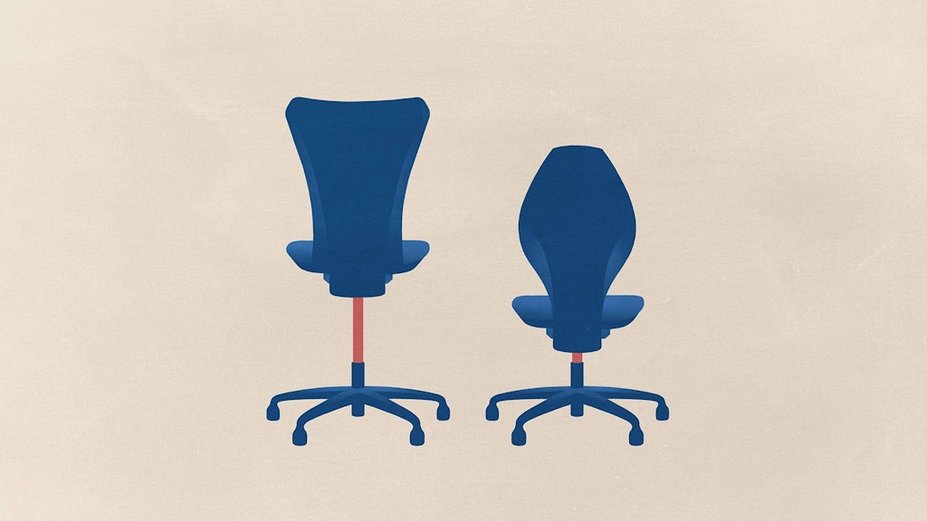 Deux chaises de bureau de hauteur inégale montrent que l’égalité au travail n’est pas encore atteinte.
