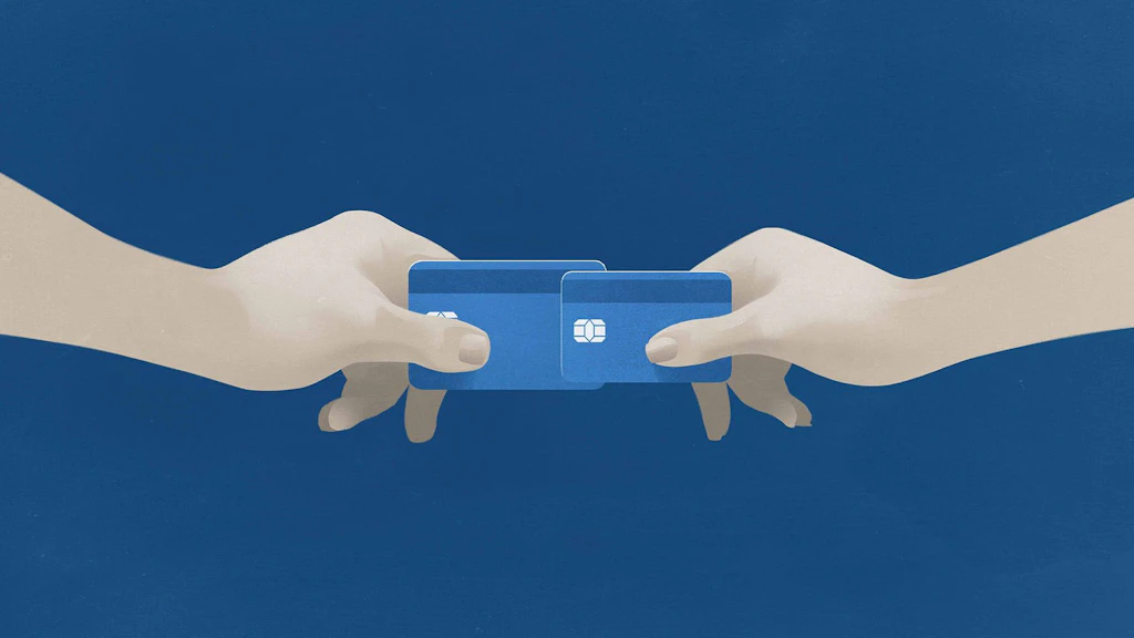 La differenza salariale tra donne e uomini è rappresentata metaforicamente da carte di credito di dimensioni diverse.