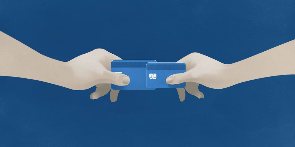 La differenza salariale tra donne e uomini è rappresentata metaforicamente da carte di credito di dimensioni diverse.